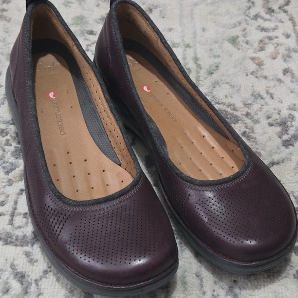 Clarks unstructured Artisan size 7 Brown/Burgundy Flats - Picture 1 of 5